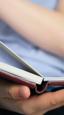 Bir fotoğraf kitabının sayfalarını kalın sayfalarla çevirmek, dikey ağır çekim.