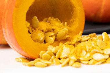 Hokkaido kabak çekirdeği çıkarma. İçinde çiğ tohumlar olan balkabağı..