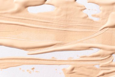 Soyut hassas minimalist bej arka plan, beyazın üzerine kozmetik krem.