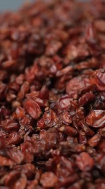 Kırmızı Kurutulmuş Böğürtlen Yavaş Hareket Dikey Görüntüsü.