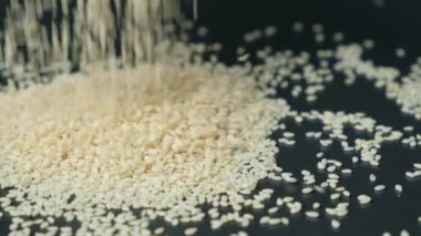Beyaz susam tohumları yavaş çekim makrosu döküyor