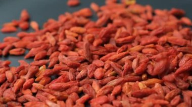 Kurutulmuş Goji Böğürtlenleri Dökülüyor, Makro Yavaş Hareket.