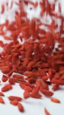 Kurutulmuş Goji Böğürtlenleri Dökülüyor, Dikey Yavaş Hareket.