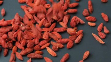 Kurutulmuş Goji Böğürtlenleri Dökülüyor, Makro Yavaş Hareket.