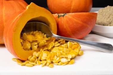 Hokkaido kabak çekirdeği çıkarma işlemi.