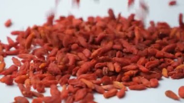 Goji Böğürtlenleri Tibet böğürtlenleri kurutulmuş süper yiyecekler Uzun ömürlü böğürtlenler dökülüyor, ağır çekimde.