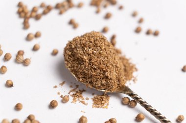 Zemin kişniş doğal baharat yakın plan kaşıkta.