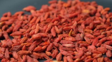 Kurutulmuş goji üzümlerinin yavaş dönüşü, makro.