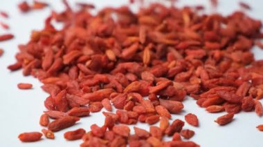 Kurutulmuş Goji Böğürtlenleri Dökülüyor, Makro Yavaş Hareket.