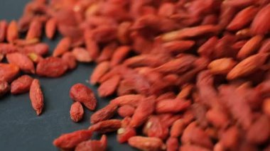 Kurutulmuş Goji Böğürtlenleri Dökülüyor, Makro Yavaş Hareket.