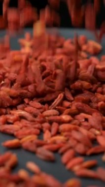 Kurutulmuş Goji Böğürtlenleri Dökülüyor, Dikey Yavaş Hareket.