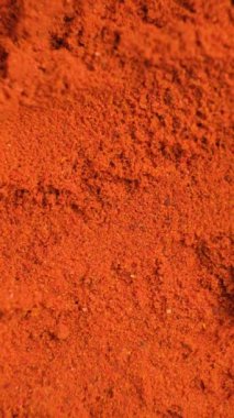 Makro baharat döken kırmızı biber, üst manzara, yavaş çekim.