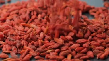 Kurutulmuş Goji Böğürtlenleri Dökülüyor, Makro Yavaş Hareket.