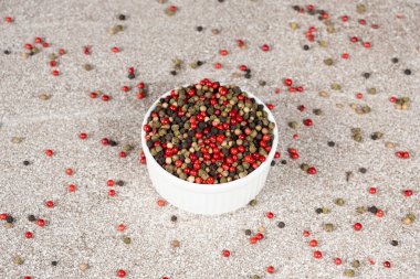 Kaya gibi gri bir arka planda çok renkli biberler.