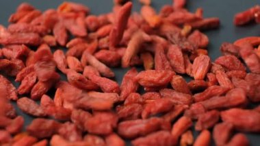 Kurutulmuş Goji Böğürtlenleri Dökülüyor, Makro Yavaş Hareket.