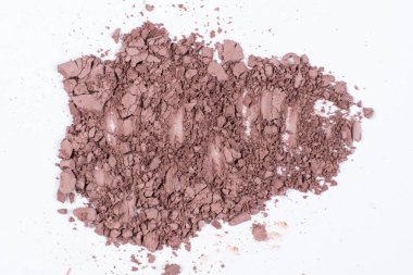 Beyaz arkaplana serpilmiş kuru göz farı