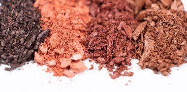 Farklı gölgelerde dağılmış göz gölgeleri. Kozmetik doku, beyaz arkaplan