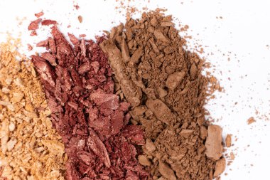 Farklı gölgelerde dağılmış göz gölgeleri. Kozmetik doku, beyaz arkaplan