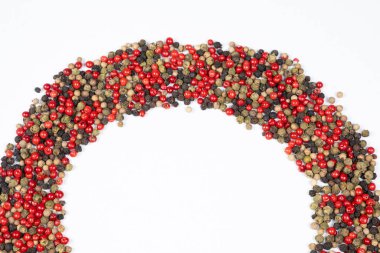 Beyaz arka plan, üst görünüm, metin için yer üzerinde farklı biber çeşitleri çerçeve