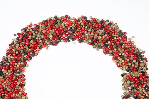 Beyaz arka plan, üst görünüm, metin için yer üzerinde farklı biber çeşitleri çerçeve