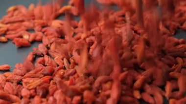 Kurutulmuş Goji Böğürtlenleri Dökülüyor, Makro Yavaş Hareket.