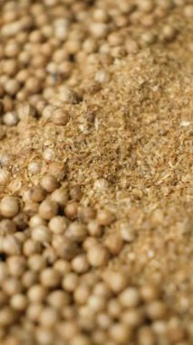 Zemin ve tüm kişniş tanelerinin makro dönüşü