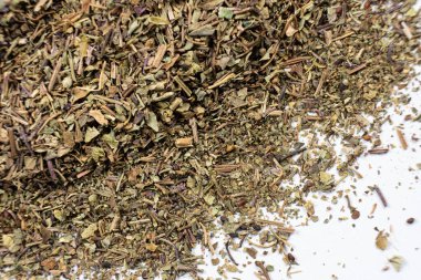 Kuru fesleğen baharatlı makro desen üst görünümü.