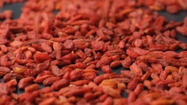 Kurutulmuş Goji Böğürtlenleri Dökülüyor, Makro Yavaş Hareket.