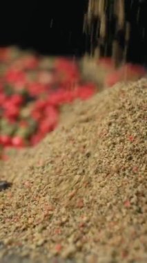 Biberin karışımı ağır çekimde dikey olarak dökülüyor..