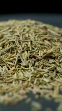 Makro Doku Baharat Mevsimleri Kurumuş Biberiye, Dikey Dönme