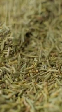 Baharat biberiyesi makroyu dikey yavaş çekimde doldurur.