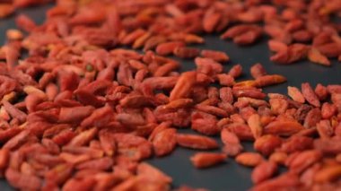 Kurutulmuş Goji Böğürtlenleri Dökülüyor, Makro Yavaş Hareket.