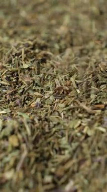 Baharatlı fesleğen makroyu dikey yavaş çekimde döker.