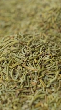 Baharat biberiyesi makroyu dikey yavaş çekimde doldurur