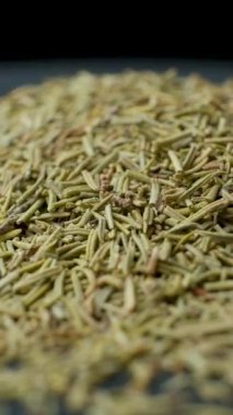 Makro Doku Baharat Mevsimleri Kurumuş Biberiye, Dikey Dönme