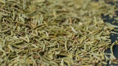Döndürme baharatları kurutulmuş biberiye, makro.