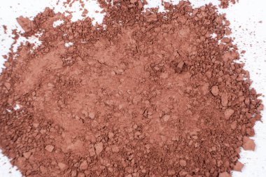 Beyaz arka planda dağınık kahverengi göz farı. Göz farı dokusu.