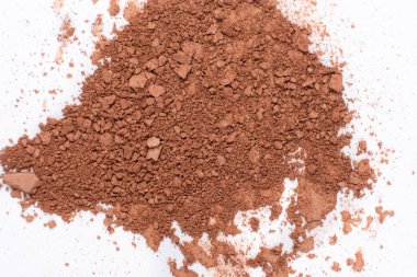 Beyaz arka planda dağınık kahverengi göz farı. Göz farı dokusu.