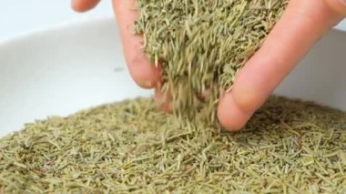 Baharatlı kurutulmuş biberiye ellerden dökülüyor, ağır çekimde..