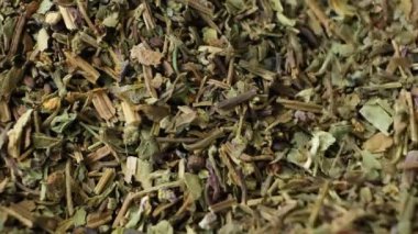 Makro yavaş çekim, kurutulmuş fesleğen çeşnisi dökülüyor.