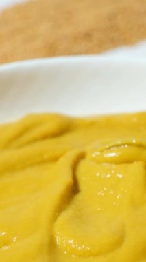 Doğal Geleneksel Baharatlı Hardal Sosu. Dikey Yavaş Hareket.