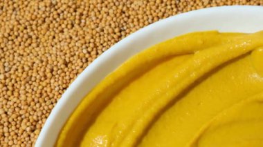 Doğal Geleneksel Baharatlı Hardal Sosu Üst Görünümü.