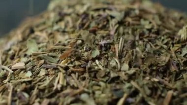 Makro dönüş ve kurutulmuş fesleğen çeşnisi dökümü.