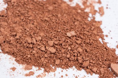 Beyaz arka planda dağınık kahverengi göz farı. Göz farı dokusu.