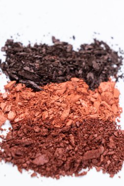 Farklı gölgelerde dağılmış göz gölgeleri. Kozmetik doku, beyaz arkaplan