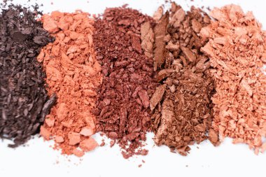 Farklı gölgelerde dağılmış göz gölgeleri. Kozmetik doku, beyaz arkaplan