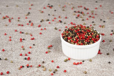 Kaya gibi gri bir arka planda çok renkli biberler.