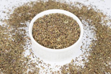 Tabakta kurutulmuş fesleğen, yakın planda doğranmış fesleğen..