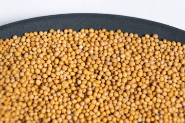 Tabakta hardal tohumu, doğal organik baharat, üst manzara.