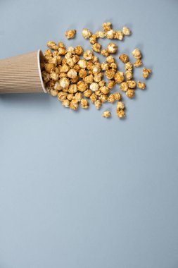 Bardaktan tatlı karamelli patlamış mısır döküldü. Metin için alanı kopyala